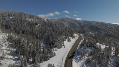 Toma-Aérea-En-órbita-De-Una-Carretera-De-Montaña-Fuera-De-Steamboat-Springs