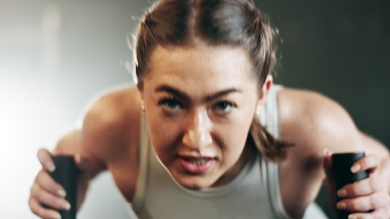 체육관, 웨이트  ⁇ 매 및 근육 구축에 있는 여성