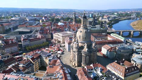 Bester-Flug-Von-Oben-Aus-Der-Luft,-Dresden,-Stadt,-Frauenkirche,-Frauenkirche,-Stadt,-Deutschland,-Sonniger-Sommertag-Mit-Blauem-Himmel,-23