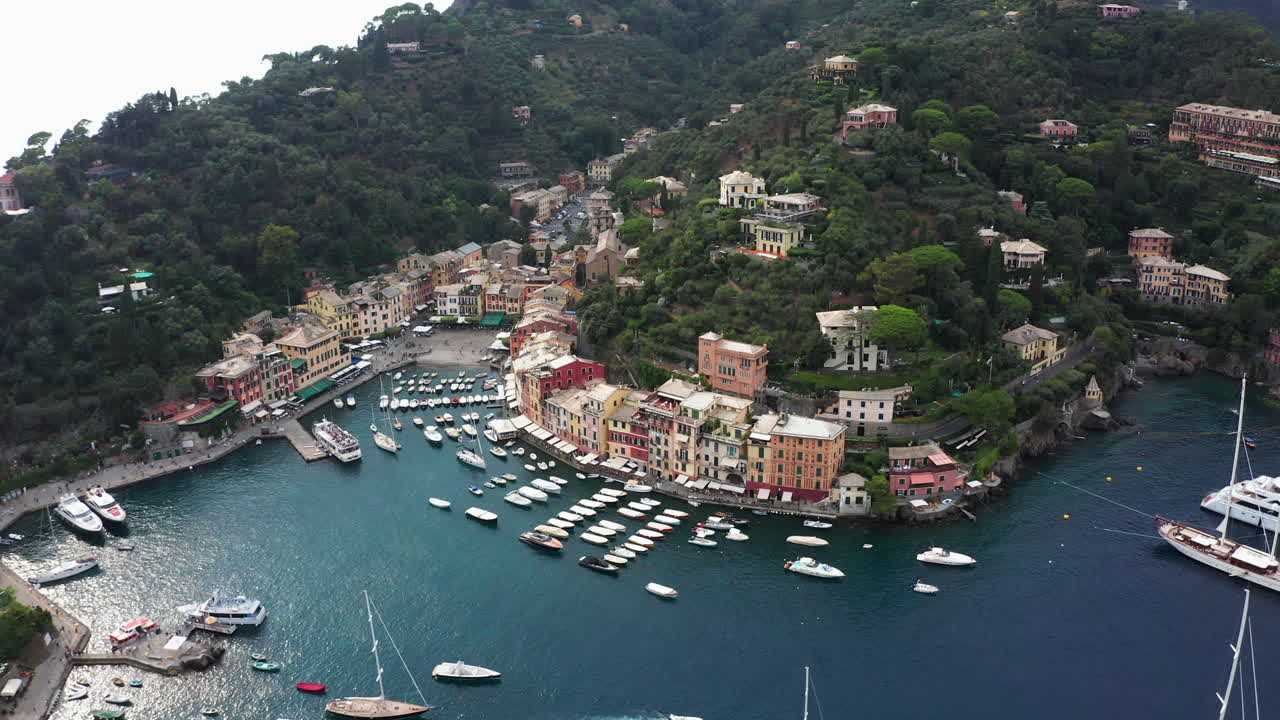 Ripresa aerea del famoso e pittoresco porto di Portofino con yacht di lusso, Genova, Italia, Europa, in una giornata estiva soleggiata.