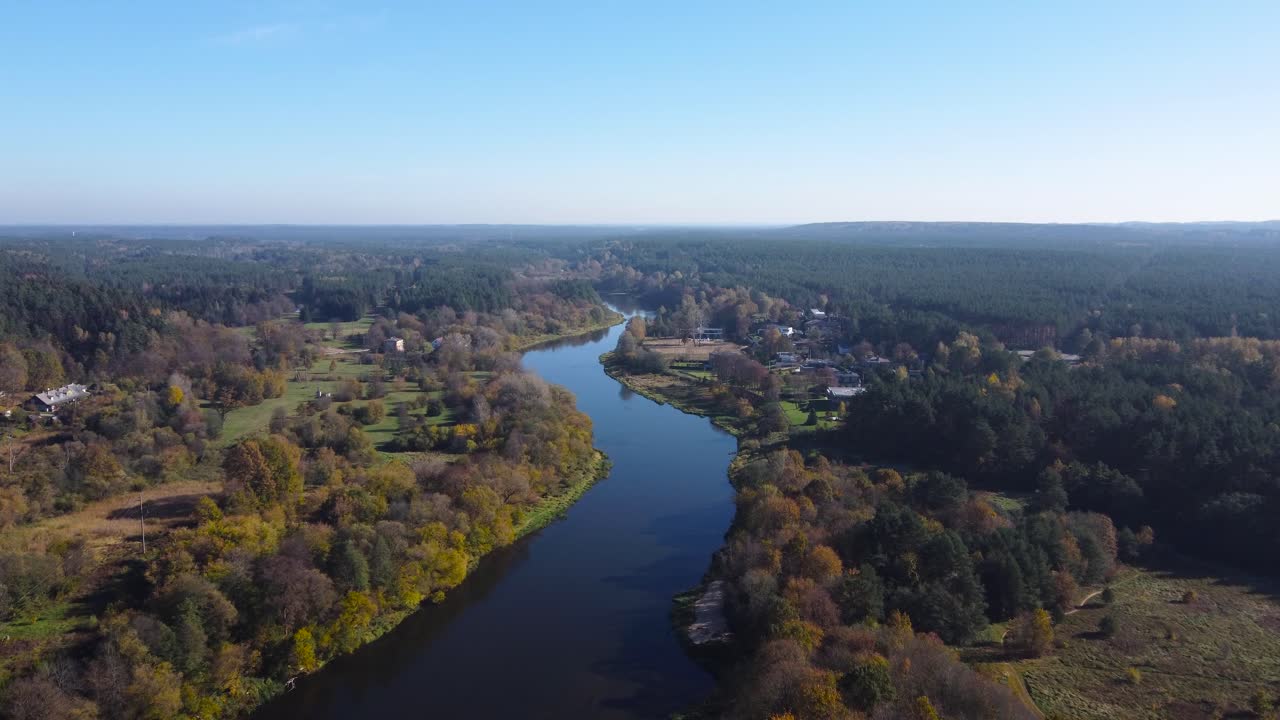sobrevuelo lento aéreo de un río nėris serpenteando a través de bosques otoñales en vilnius, lituania
