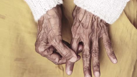 manos de ancianos