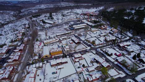 extracción aérea de alto ángulo sobre la pradera de navalhorno cubierta de nieve en el corazón del invierno español