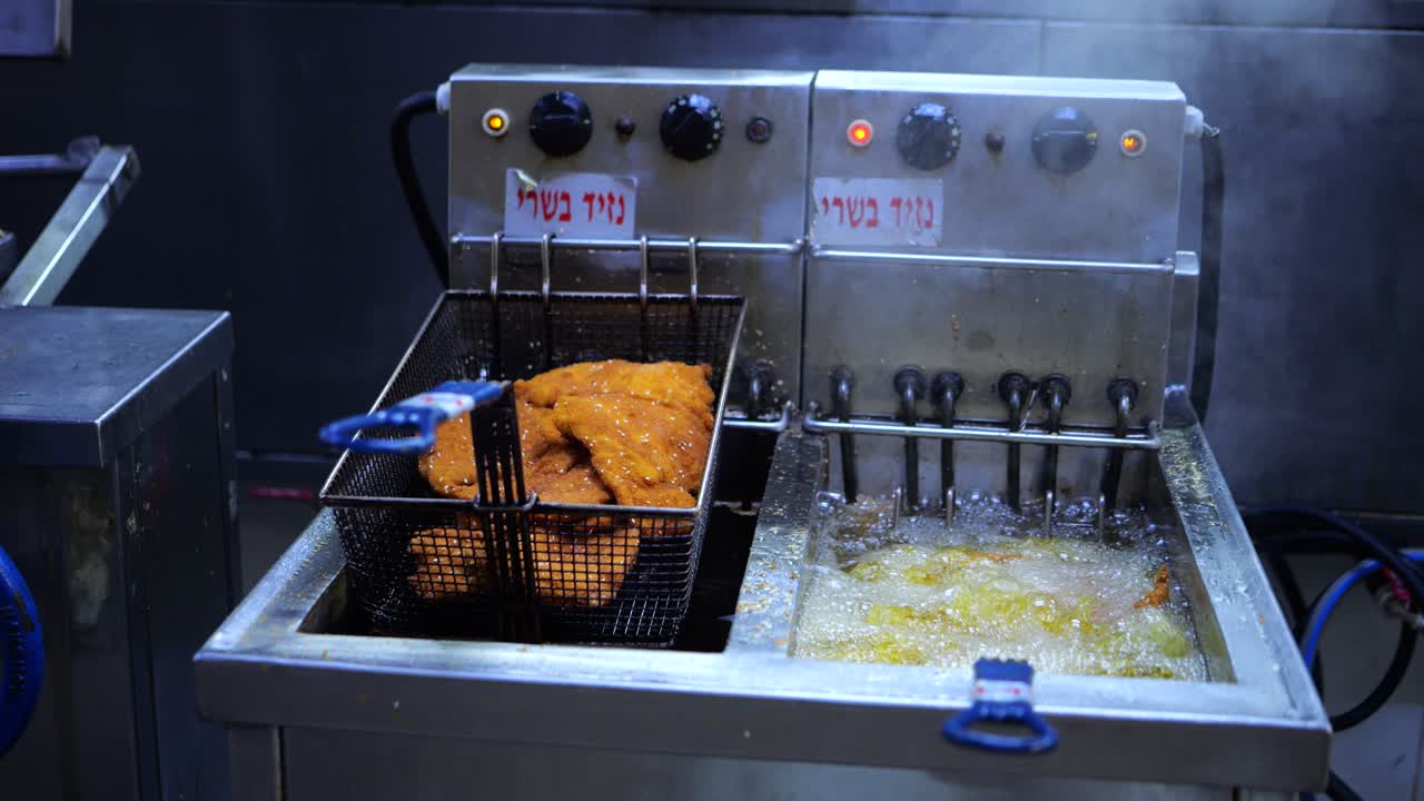 aparato de cocina para freír pollo en un restaurante comercial