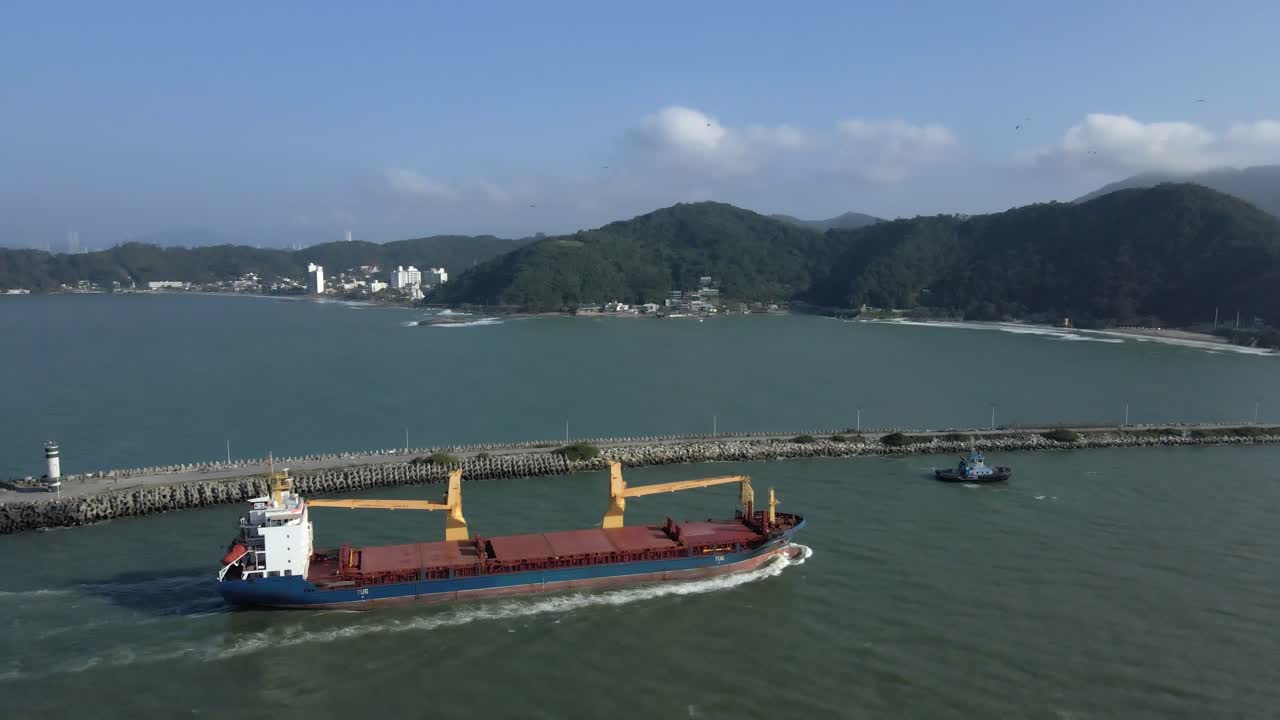 항구 항구에 진입하는 화물선, 공중 철수