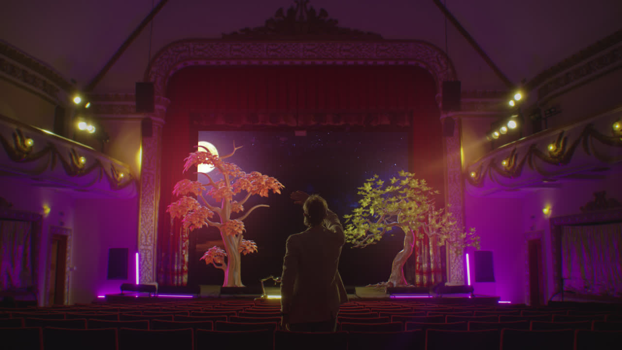 actuación teatral con diseño escénico artístico