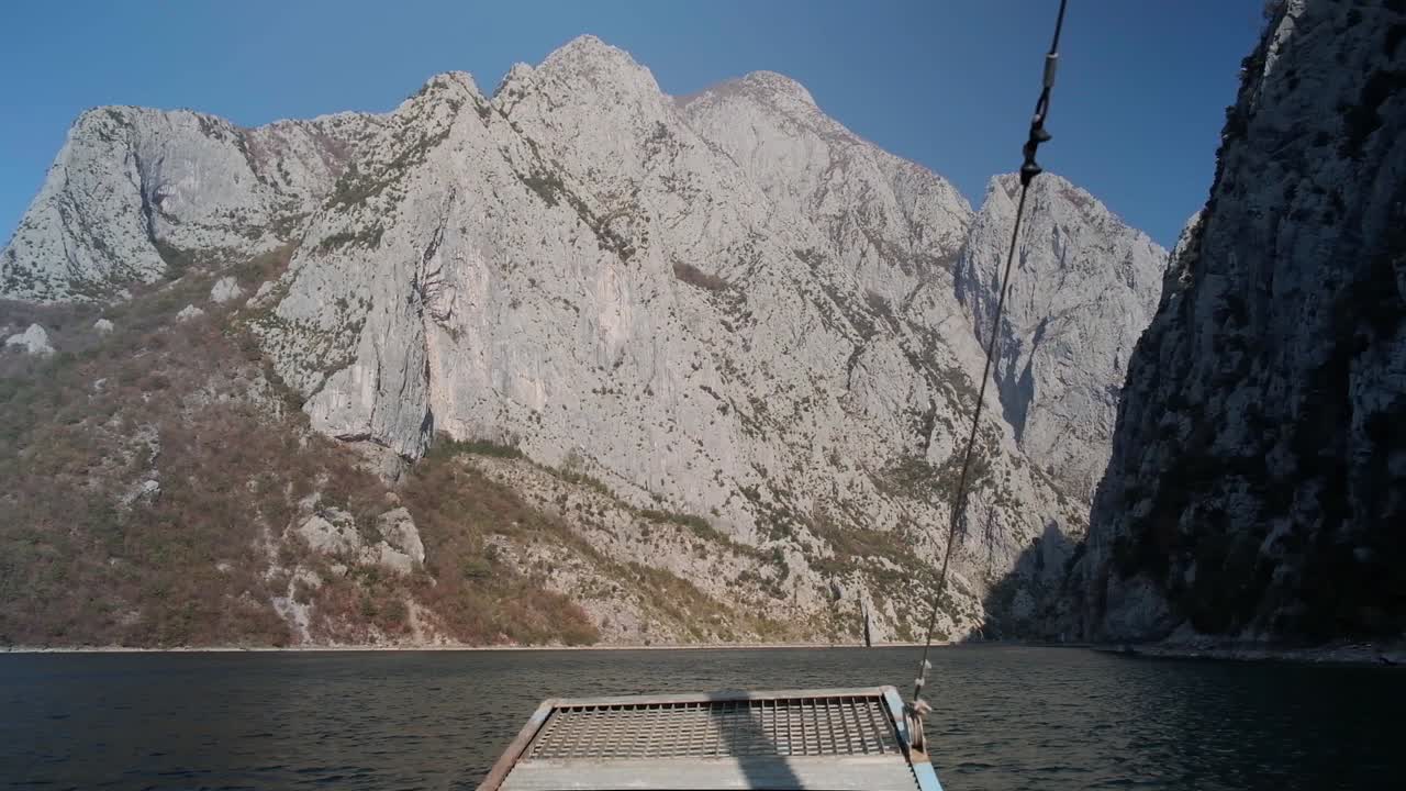 albania lago komani - ferry a valbona