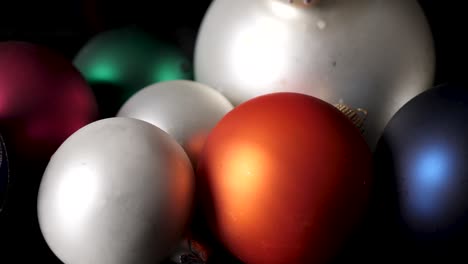 bolas de cristal de colores en la mesa