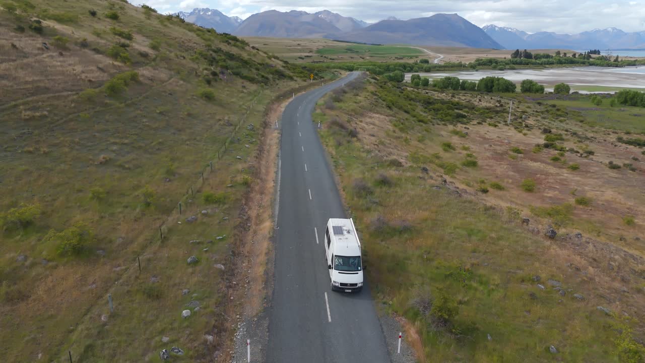 Camper in viaggio su strada asfaltata vicino al Lago Tekapo nell'Isola del Sud, Nuova Zelanda