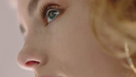 de cerca hermosa joven mujer caucásica buscando pensativo pensando planear adelante atractiva mujer de cabello rojo belleza