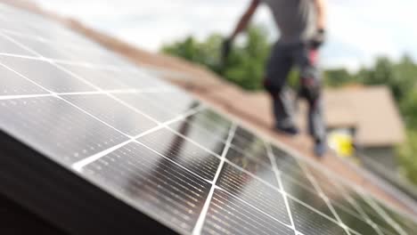 paneles solares en el techo, instalación de preparación mecánica, energía solar de consumo