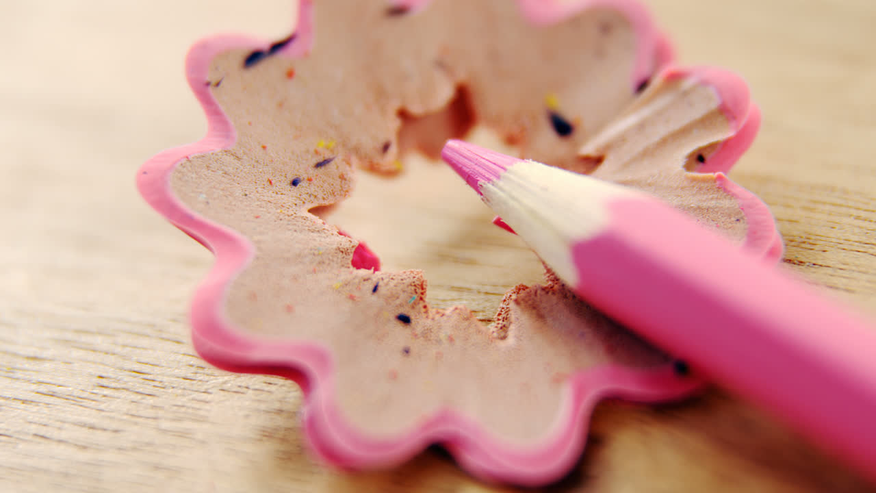 primer plano de un lápiz de color rosa con afeitado con lápiz