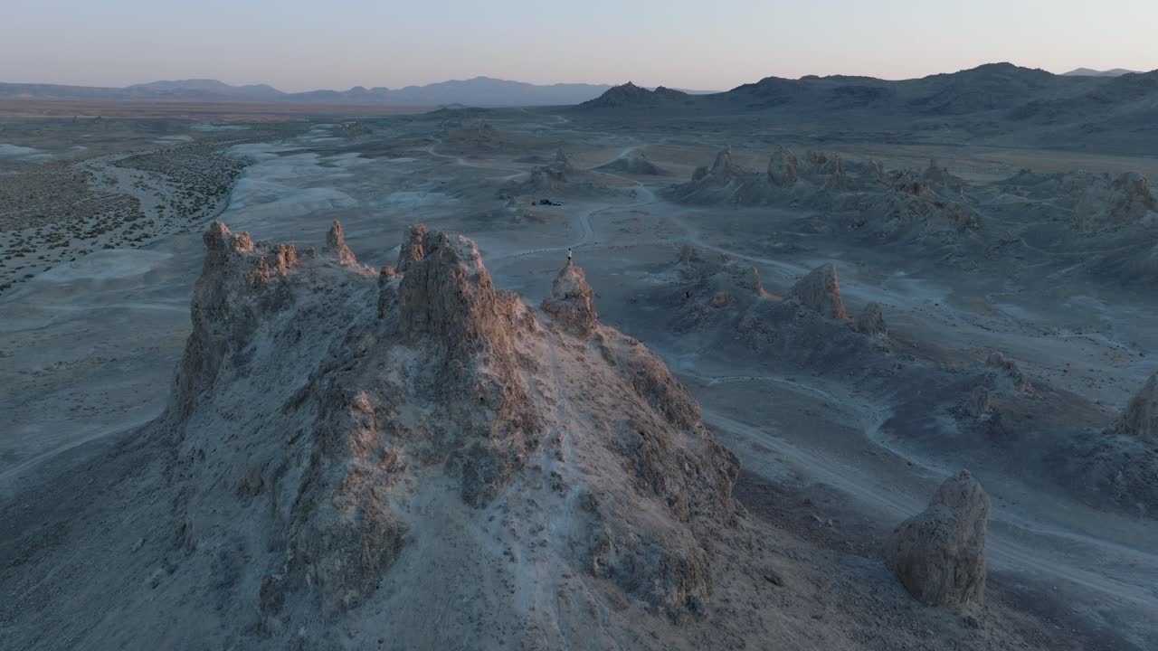 drone aéreo disparado trona pinnacles desierto de california al atardecer