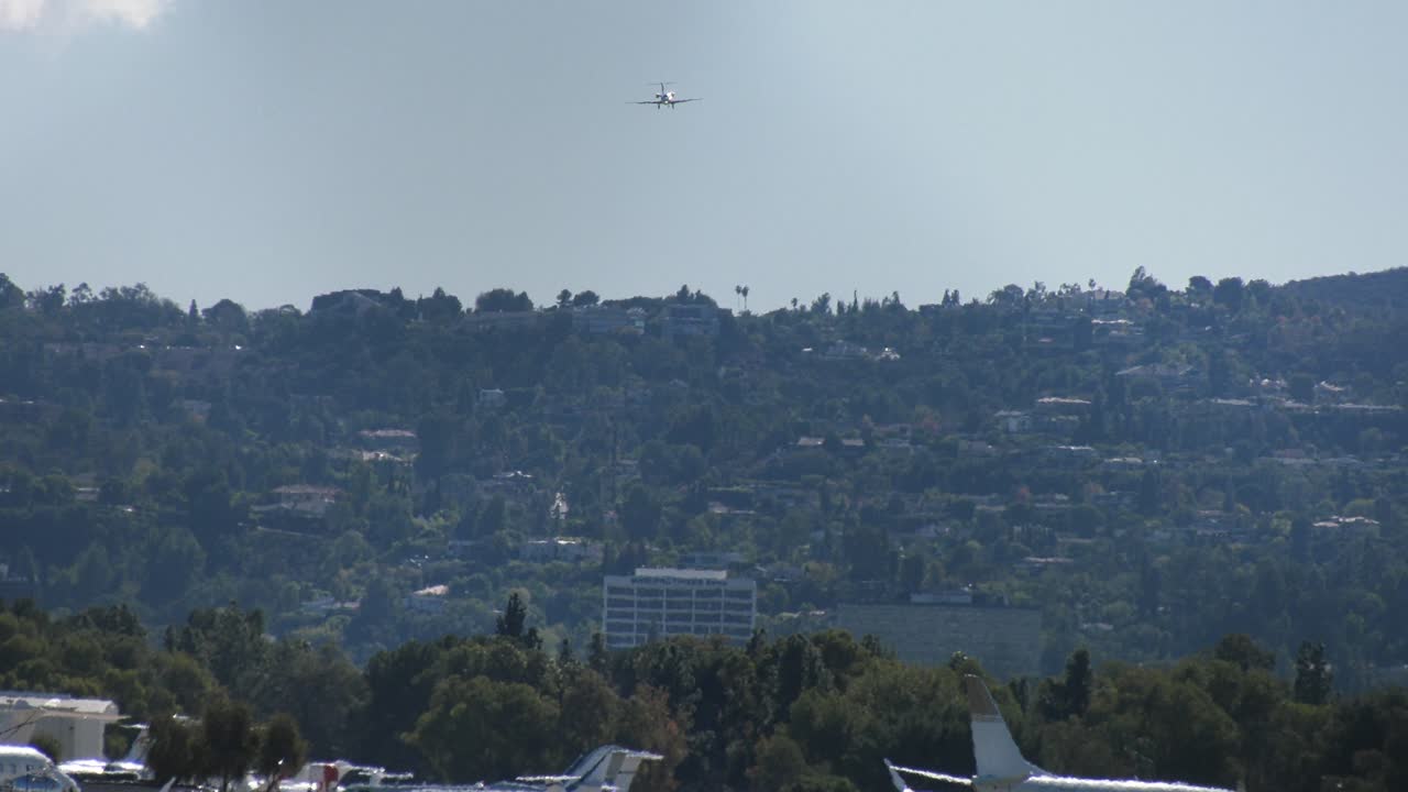 공항에 착륙하는 제트기