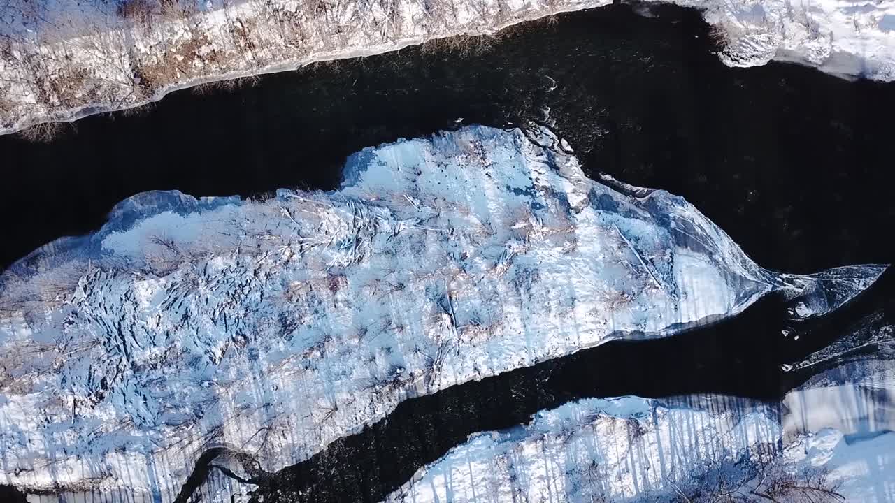 panorámica aérea lenta sobre elkhorn creek en frankfort, kentucky cubierto de nieve y hielo en invierno