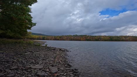 Hermoso,-Nublado-Y-Colorido-Día-De-Otoño-En-Una-Orilla-Rocosa-Y-Prístina-Del-Lago---60-Fps