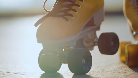 patines amarillos para patinadoras desconocidas que se quedan al aire libre. concepto deportivo.