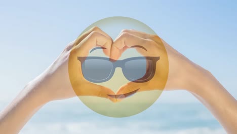 Smiley-De-Gafas-De-Sol-Y-Corazón-Con-Las-Manos.