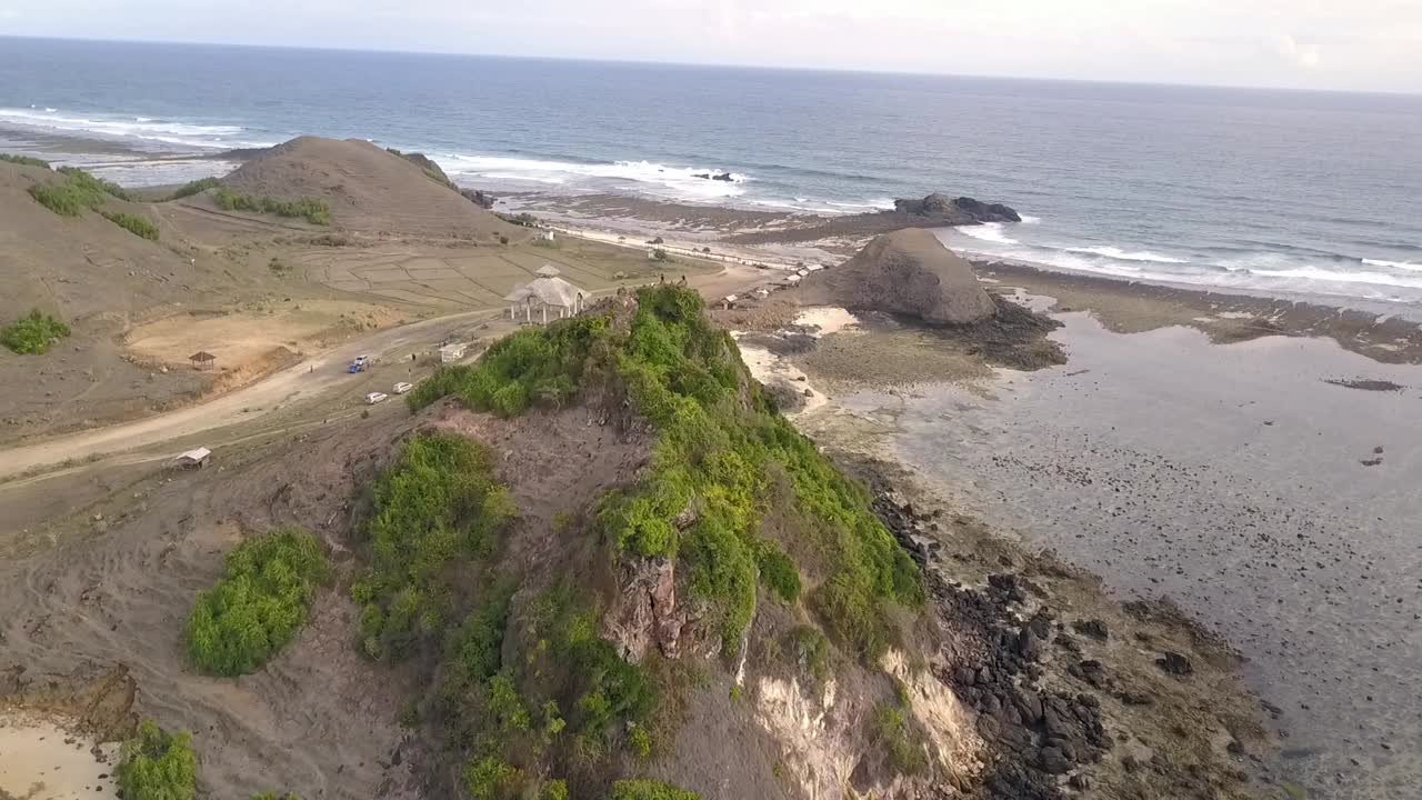 pantai seger gente solitaria en la cima de una colina vista aérea perfecta vuelo hundiéndose imágenes de drones de la playa de mandalika kuta lombok indonesia 2017