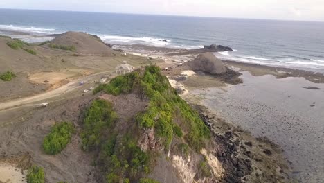 Pantai-Seger-Gente-Solitaria-En-La-Cima-De-Una-Colina-Vista-Aérea-Perfecta-Vuelo-Hundiéndose-Imágenes-De-Drones-De-La-Playa-De-Mandalika-Kuta-Lombok-Indonesia-2017