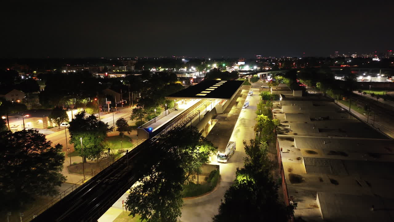 vista aérea de la estación de metro elevada iluminada en los suburbios nocturnos