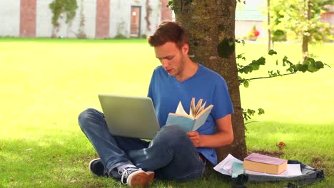 estudiante enfocado estudiando fuera