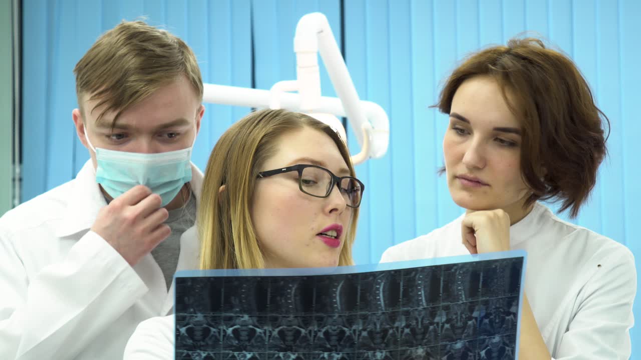 스레이를 검토하는 치과 전문가