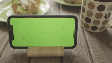 teléfono inteligente en una mesa durante el desayuno.