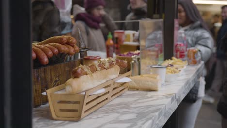 Nahaufnahme-Eines-Imbissstandes,-An-Dem-Hot-Dogs-Auf-Dem-Camden-Lock-Market-Im-Norden-Von-London,-Großbritannien,-Verkauft-Werden