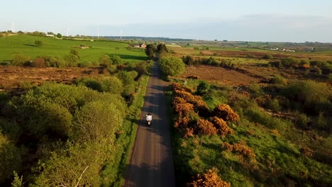 Disparo-De-Dron-Rastreando-A-Dos-Personas-En-Una-Motocicleta-En-Ballymoney