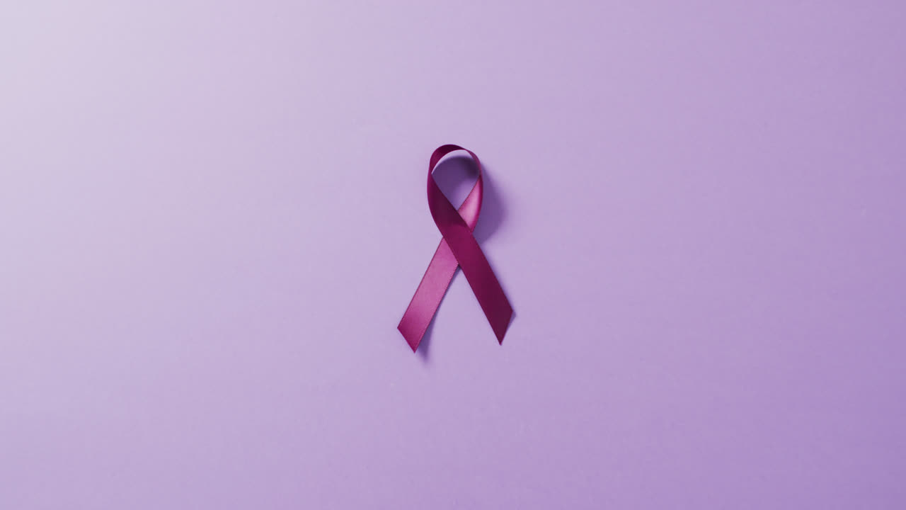 video de primer plano de la cinta púrpura del cáncer de páncreas sobre un fondo azul
