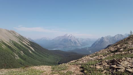 lago de montaña en la distancia revelado, montañas rocosas, kananaskis, alberta, canadá