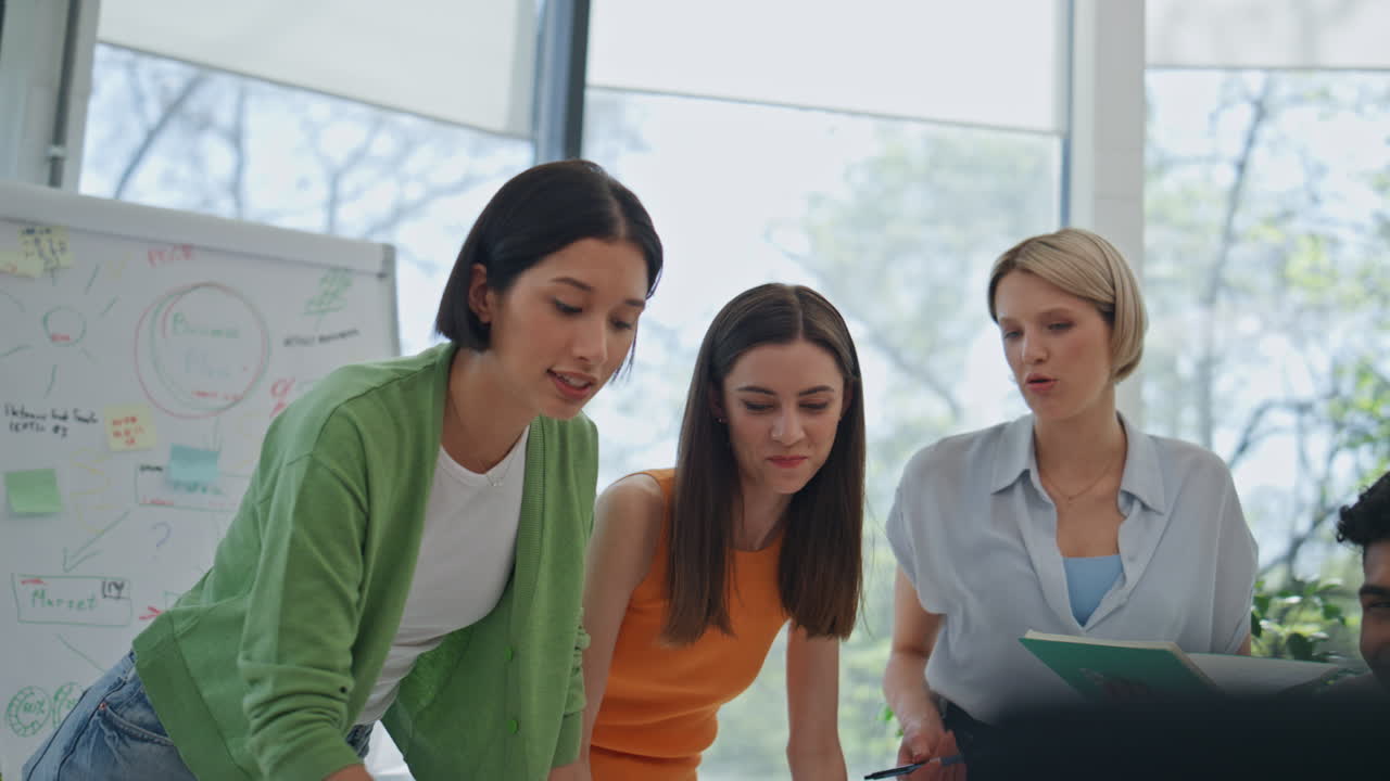 creadores manos tormenta de ideas en el escritorio de cerca. motivados compañeros de trabajo trabajando