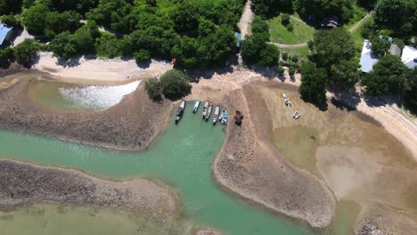 Eine-Luftaufnahme-Einer-Wunderschönen-Insel-In-Der-Nähe-Von-Koh-Samui,-Einem-Wichtigen-Touristenziel-Im-Golf-Von-Thailand