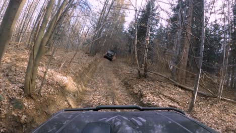 Jeep-4x4-Todoterreno-A-Través-Del-Bosque-Fangoso---Vista-De-Ventana-Gopro-4k