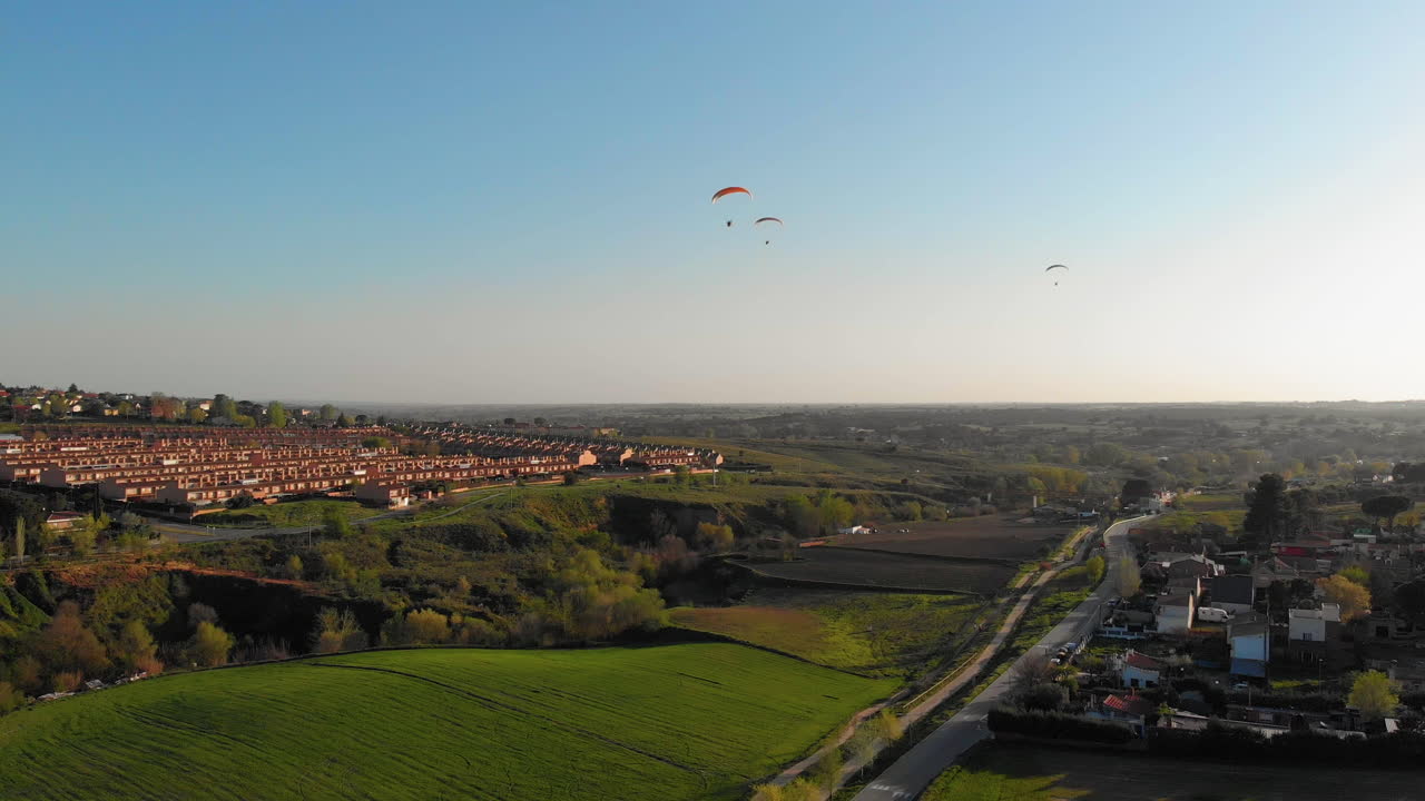 산 위를 나는 패러글라이딩