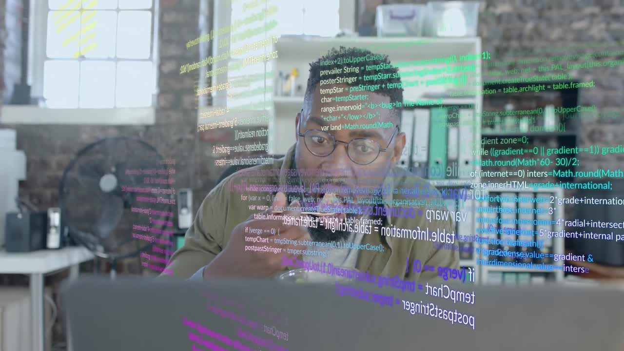 animación del procesamiento de datos sobre un hombre de negocios afroamericano almorzando en la oficina