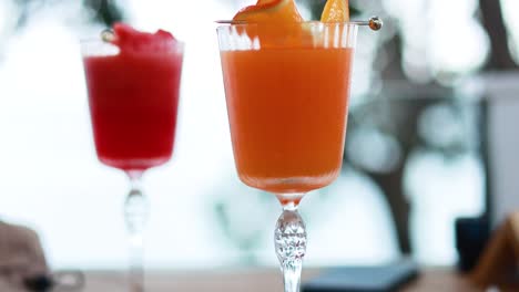 y jugos de sandía en elegantes vasos