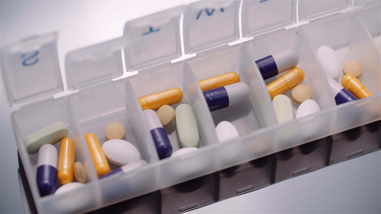 검은 배경 2에 의료 알약 약물의 물집