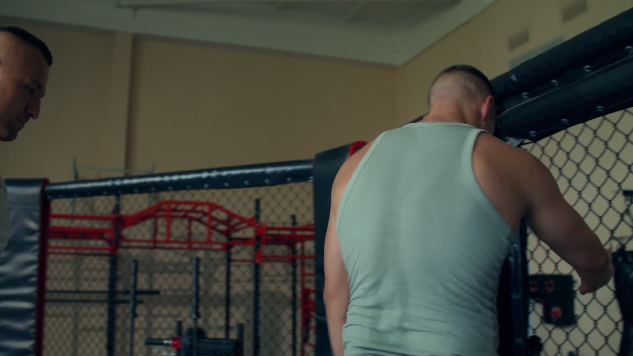 Lottatori di MMA in una gabbia
