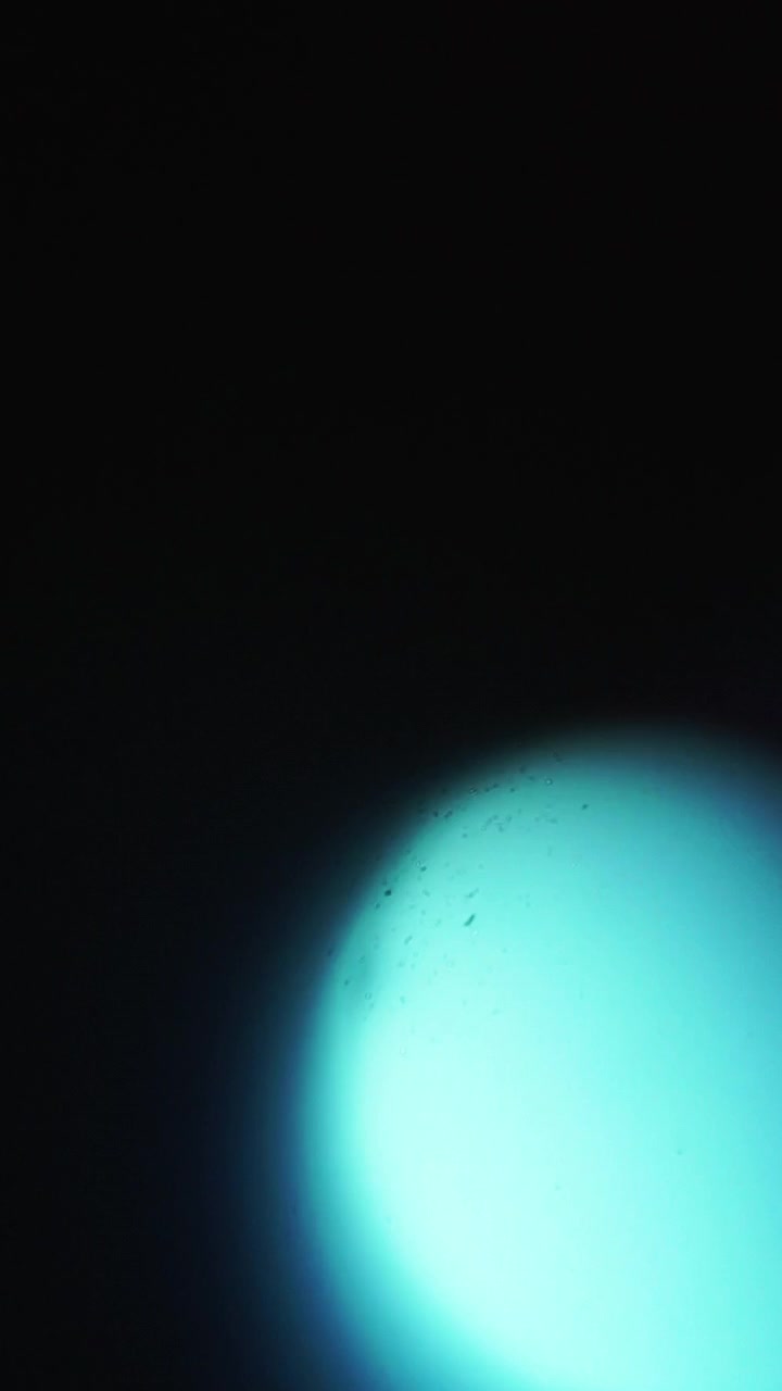 Impulso di luce blu brillante che appare nell'oscurità