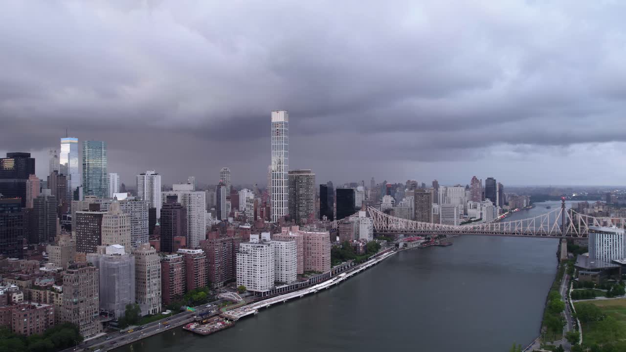 미국 뉴욕의 미드타운 스카이라인과 퀸즈보로 다리 어두운 저녁의 공중 전망 - 역방향, 드론 샷
