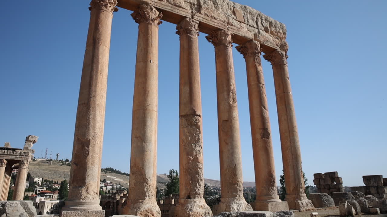 inclínate hacia arriba para revelar el templo de júpiter en baalbek