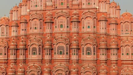 Hawa-Mahal-(palacio-De-Los-Vientos-O-Palacio-De-La-Brisa)-Es-Un-Palacio-En-Jaipur,-India.-El-Palacio-Se-Encuentra-En-El-Borde-Del-Palacio-De-La-Ciudad,-Jaipur,-Y-Se-Extiende-Hasta-La-Zenana,-O-Cámaras-De-Las-Mujeres.