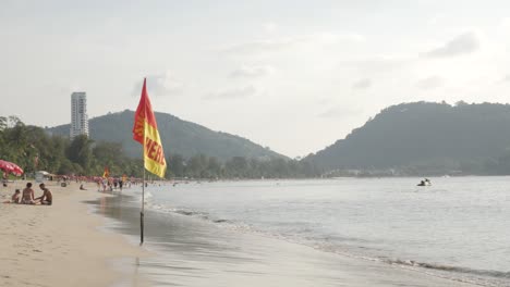 푸켓에서 covid19 omicron 발발 동안 수영 기호 깃발이 있는 patong 해변