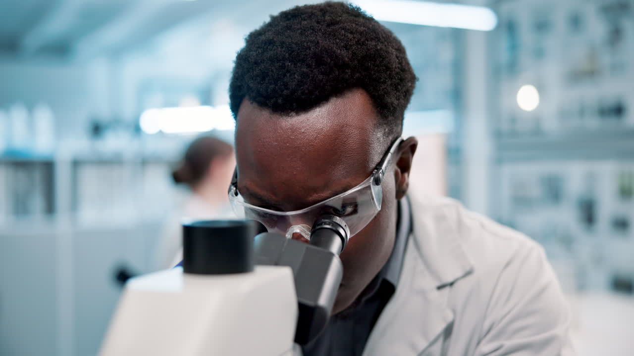 científico usando el microscopio en el laboratorio