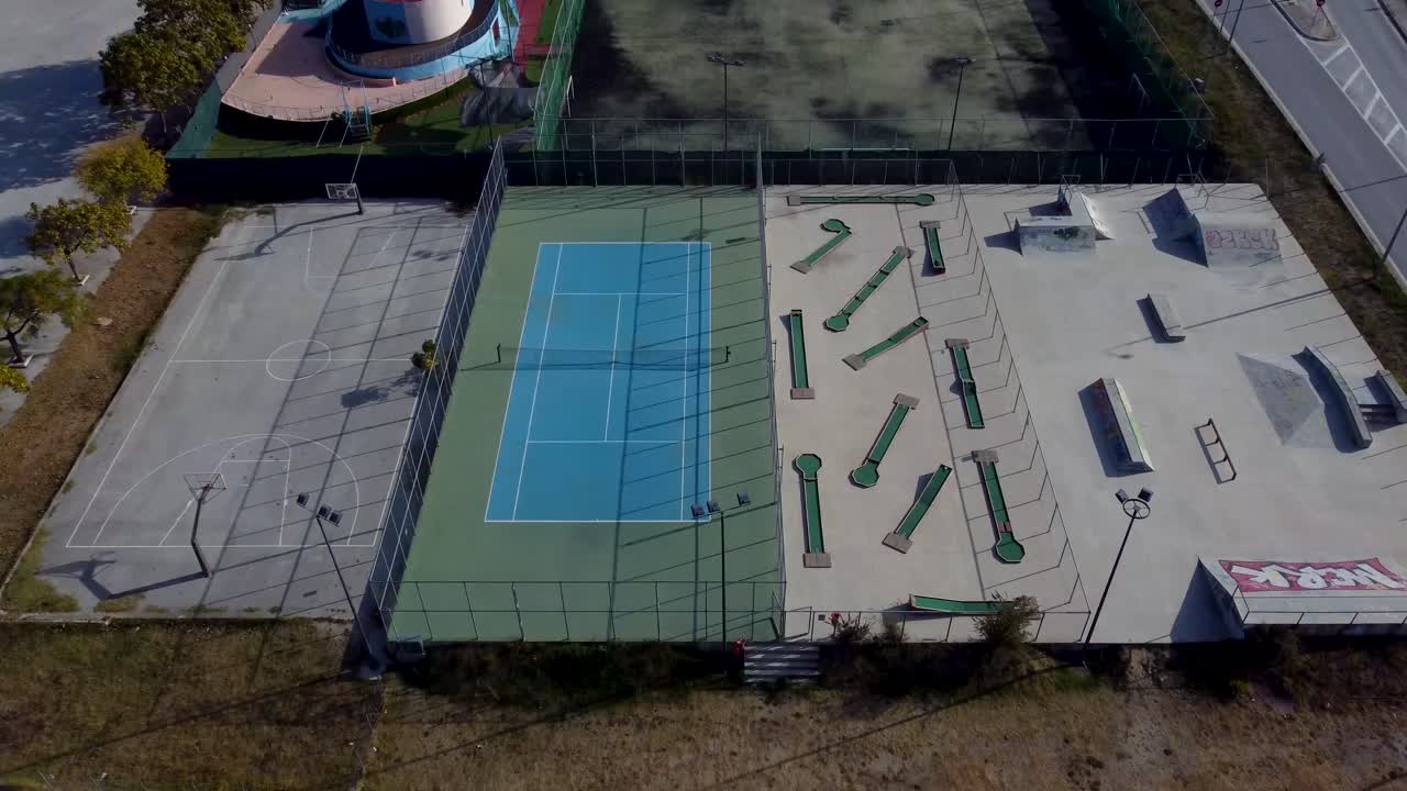 코트와 스케이트 공원이 있는 야외 스포츠 시설 위의 공중 하향식