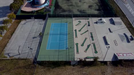 Antena-De-Arriba-Hacia-Abajo-Sobre-Instalaciones-Deportivas-Al-Aire-Libre-Con-Canchas-Y-Parque-De-Patinaje