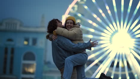 Pareja-Feliz-Dando-Vueltas-En-La-Calle-Urbana.-Hombre-Y-Mujer-Riéndose-De-Una-Cita-Al-Aire-Libre.