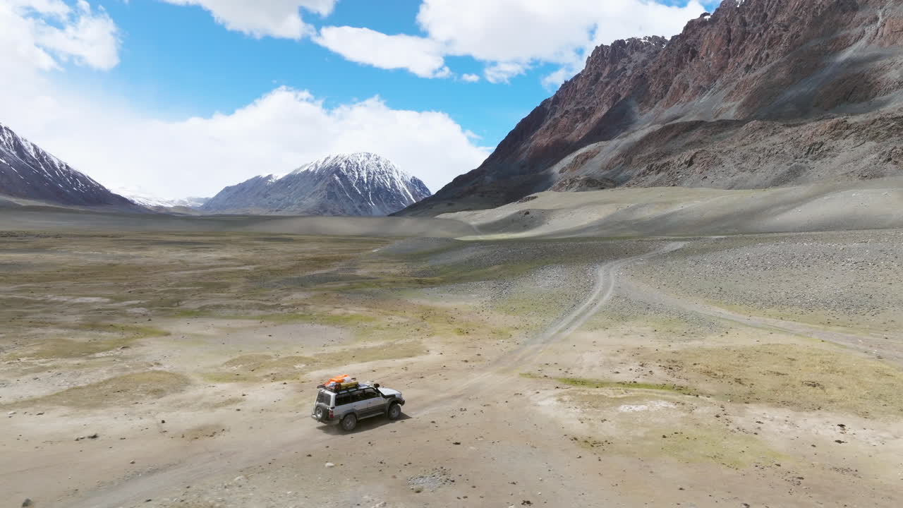 Veicolo che attraversa la Valle di Tsagaan Gol nei Monti Altai della Mongolia - Ripresa con drone.
